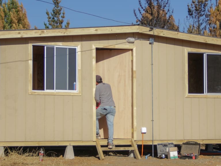 Incendios forestales: ministro Montes denuncia que proveedores de viviendas de emergencia doblaron sus precios