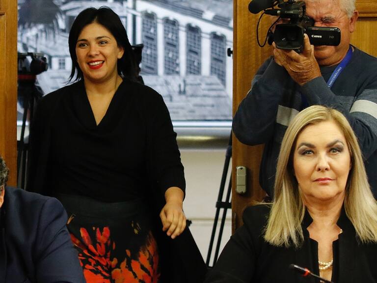 Sexto retiro: Jiles presiona para poner proyecto en tabla mientras que Cariola recuerda inconstitucionalidad de la iniciativa