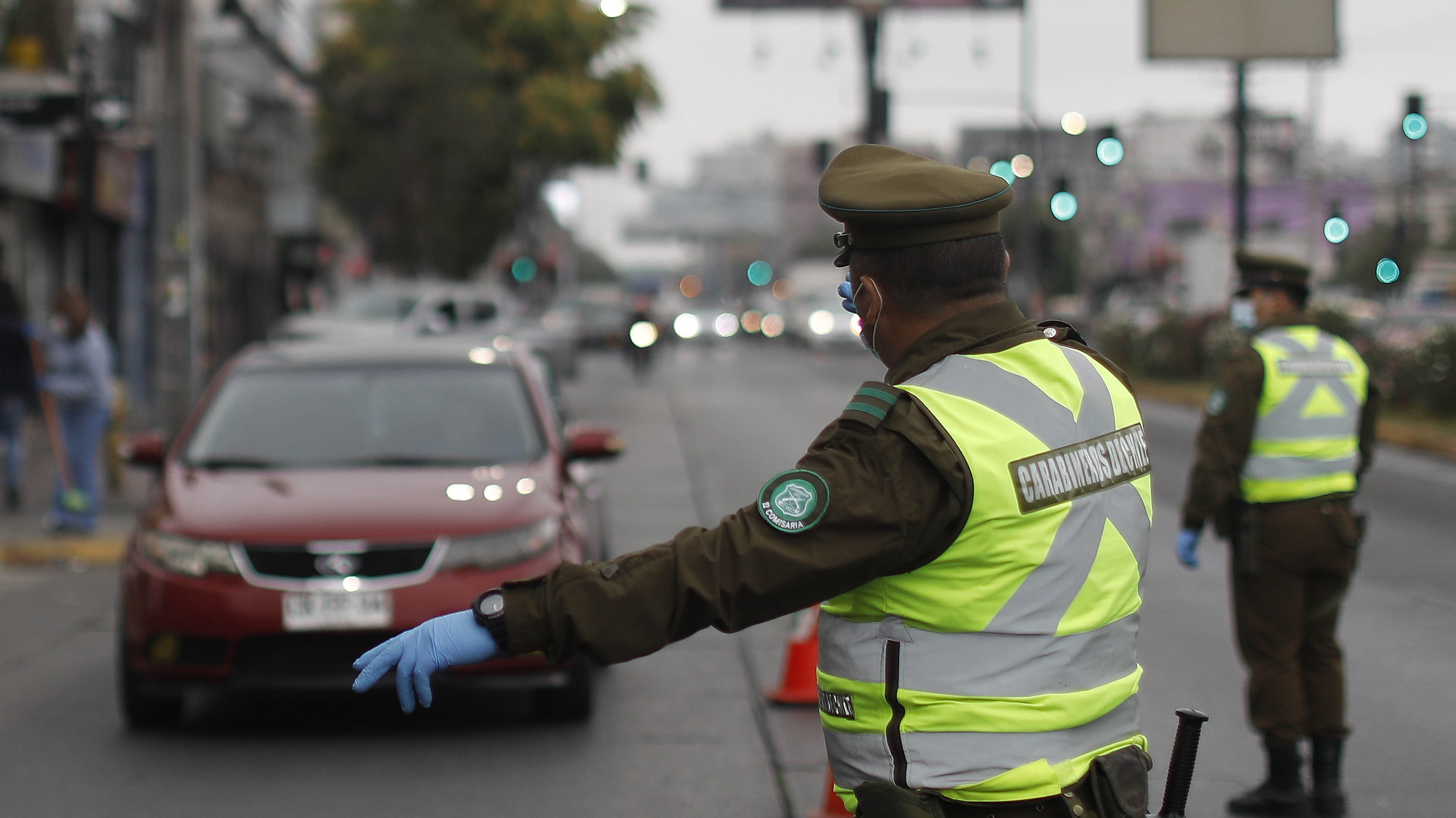 18 de Marzo de 2021/SANTIAGO Un carabinero realiza una fiscalización en una de las Nueve comunas de la región metropolitana que retroceden a cuarentena, las cuales vuelven a tener contoles para su ingreso.
FOTO: CRISTÓBAL ESCOBAR/AGENCIAUNO