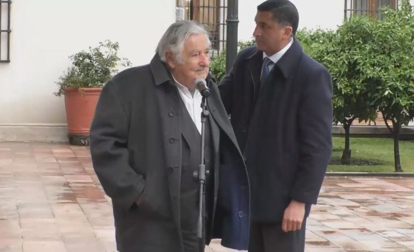 Expresidente de Uruguay, José Mujica al llegar a La Moneda