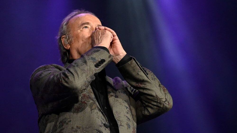 Spanish singer Joan Manuel Serrat perform on stage during the last concert of his farewell tour, in Barcelona on December 23, 2022. (Photo by Josep LAGO / AFP) (Photo by JOSEP LAGO/AFP via Getty Images)