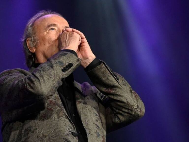 Spanish singer Joan Manuel Serrat perform on stage during the last concert of his farewell tour, in Barcelona on December 23, 2022. (Photo by Josep LAGO / AFP) (Photo by JOSEP LAGO/AFP via Getty Images)