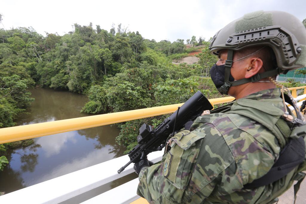 Soldado ecuatoriano vigila la frontera