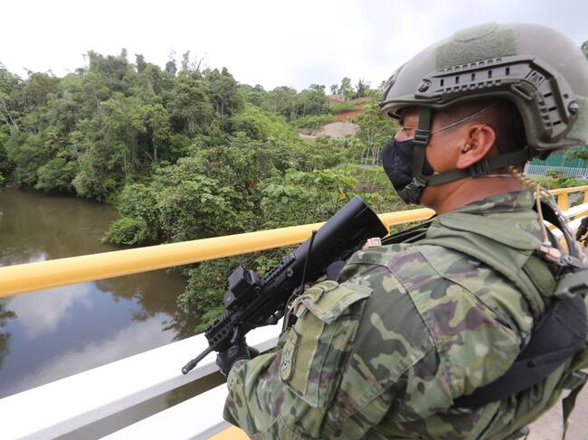 Soldado ecuatoriano vigila la frontera