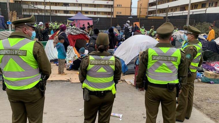 24 DE SEPTIEMBRE DE 2021 / IQUIQUESe desarrolla operativo de desalojo de los carpas de migrantes, por funcionarios de la PDI y Fuerzas Especiales de Carabineros en la plaza Brasil de Iquique, en el centro de la comuna.
FOTO: CRISTIAN VIVEROS/ AGENCIAUNO