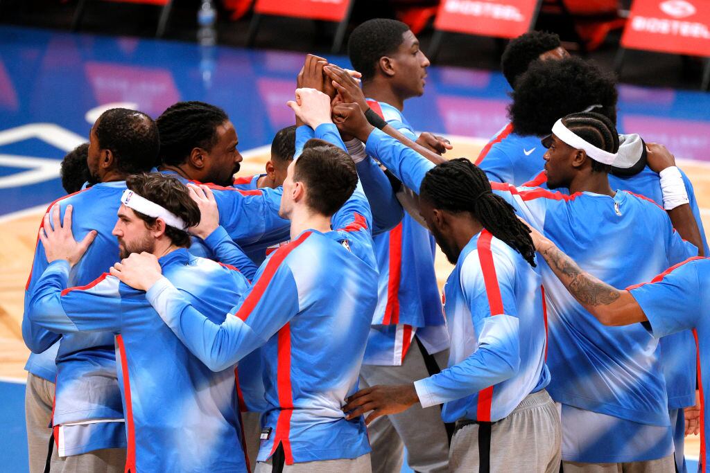Jugadores de Brooklyn Nets reunidos antes de un partido