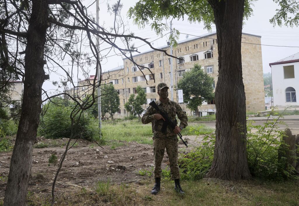 Soldado de Azerbaiyán en la ciudad de Shusha en Nagorno Karabaj