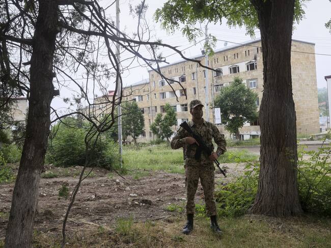 Soldado de Azerbaiyán en la ciudad de Shusha en Nagorno Karabaj