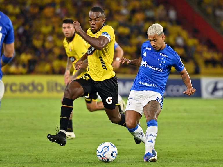 Atención en la UC: Barcelona arriesga castigo tras agresión de sus hinchas al juez del partido con Cruzeiro