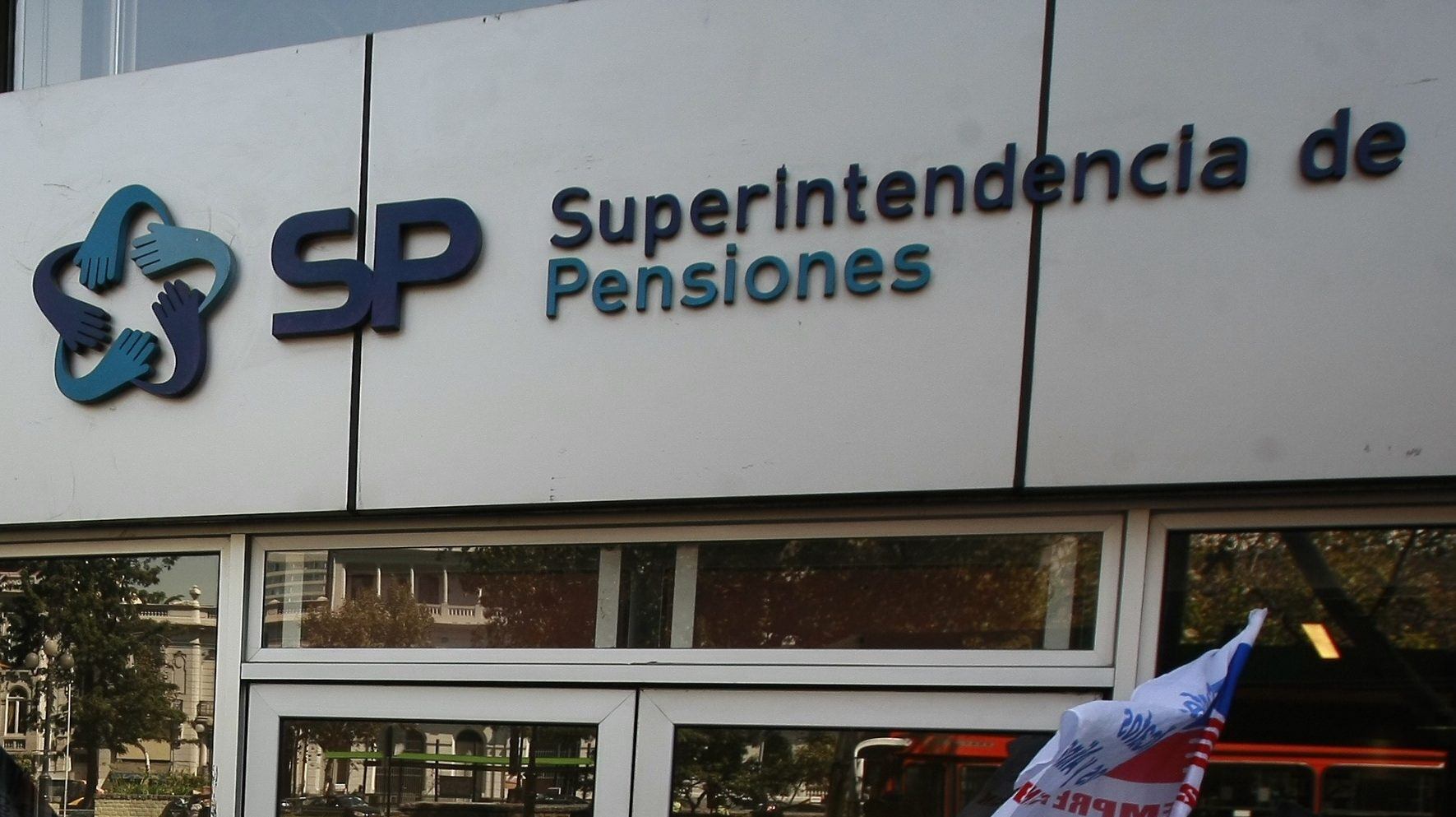 10 de Marzo 2016/SANTIAGO
Organizaciones de la Coordinadora Nacional de Trabajadores NO+AFP, protestan ante la SuperIntendencia de Pensiones por decisin de autorizar fusiones de AFP Cuprum y Provida.
FOTO: JORGE FUICA/AGENCIAUNO