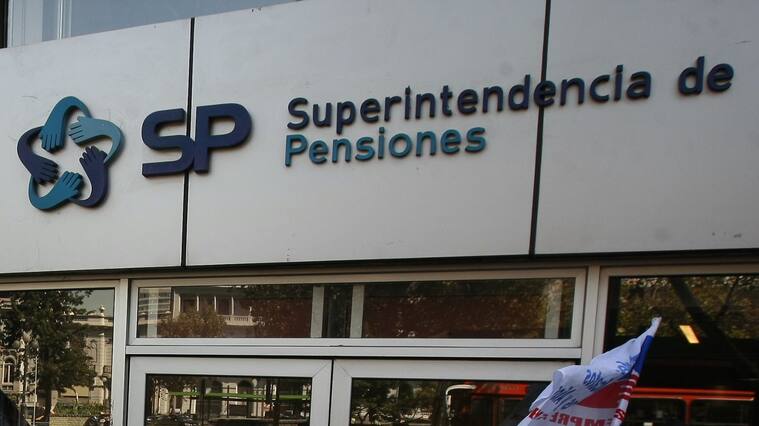 10 de Marzo 2016/SANTIAGO
Organizaciones de la Coordinadora Nacional de Trabajadores NO+AFP, protestan ante la SuperIntendencia de Pensiones por decisin de autorizar fusiones de AFP Cuprum y Provida.
FOTO: JORGE FUICA/AGENCIAUNO