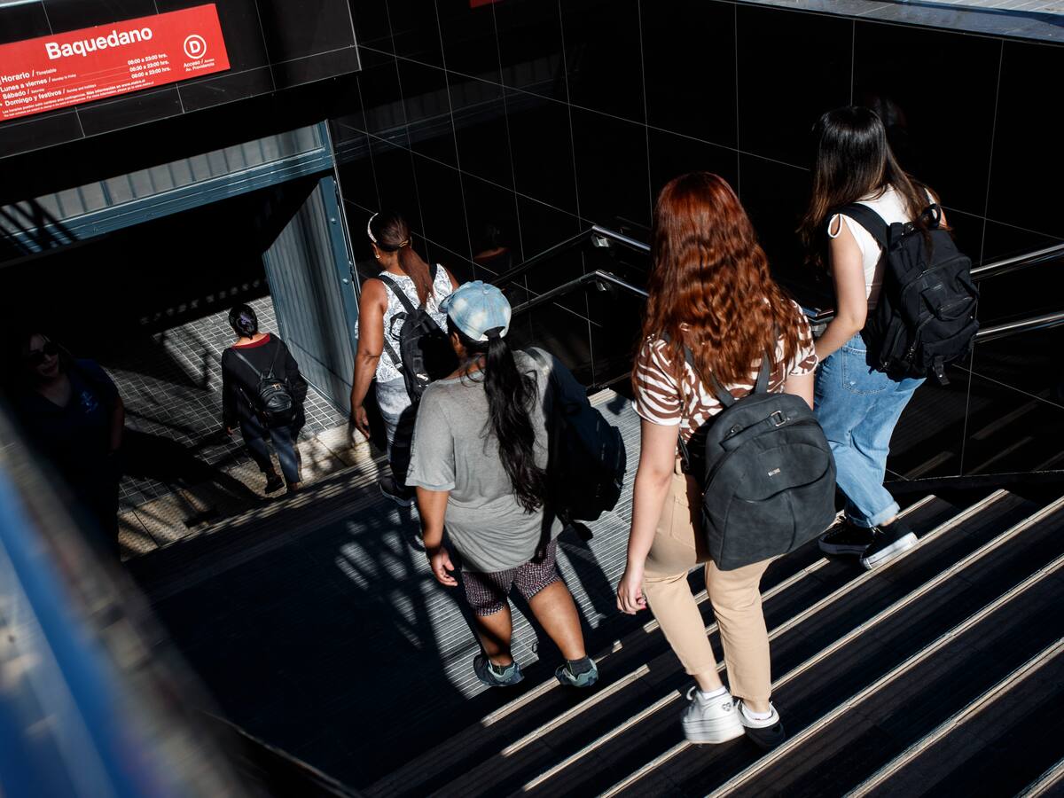 Intervienen estación Baquedano con irónica placa que se hizo pasar por oficial: “Fue gestionada vía licitación directa”