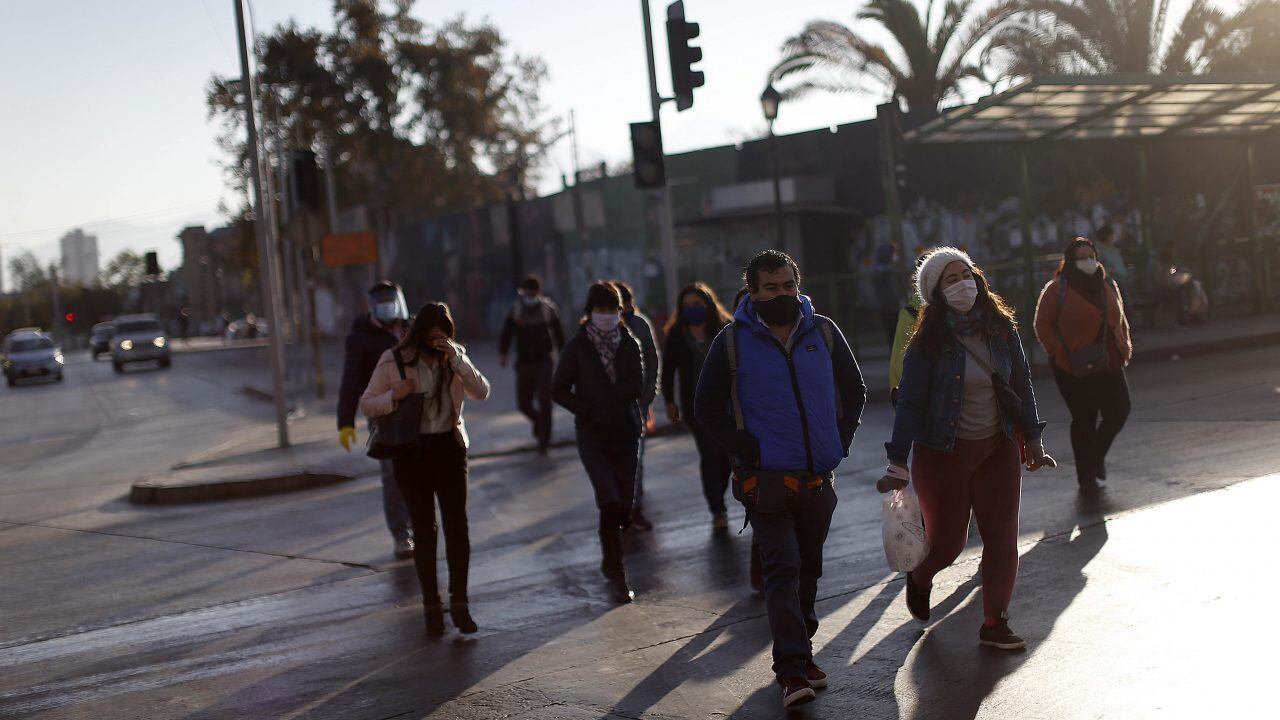 18 de Mayo de 2020/SANTIAGO Varias  personas cruzan la calle  en las cercanas de la Estacion Mapocho, durante el  primer dia habil de cuarentena total en el Gran Santiago.
FOTO:CRISTOBAL ESCOBAR/AGENCIAUNO