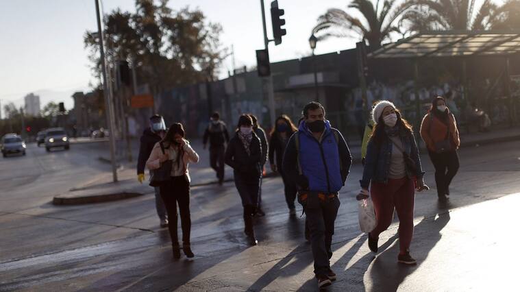 18 de Mayo de 2020/SANTIAGO Varias personas cruzan la calle en las cercanas de la Estacion Mapocho, durante el primer dia habil de cuarentena total en el Gran Santiago.
FOTO:CRISTOBAL ESCOBAR/AGENCIAUNO