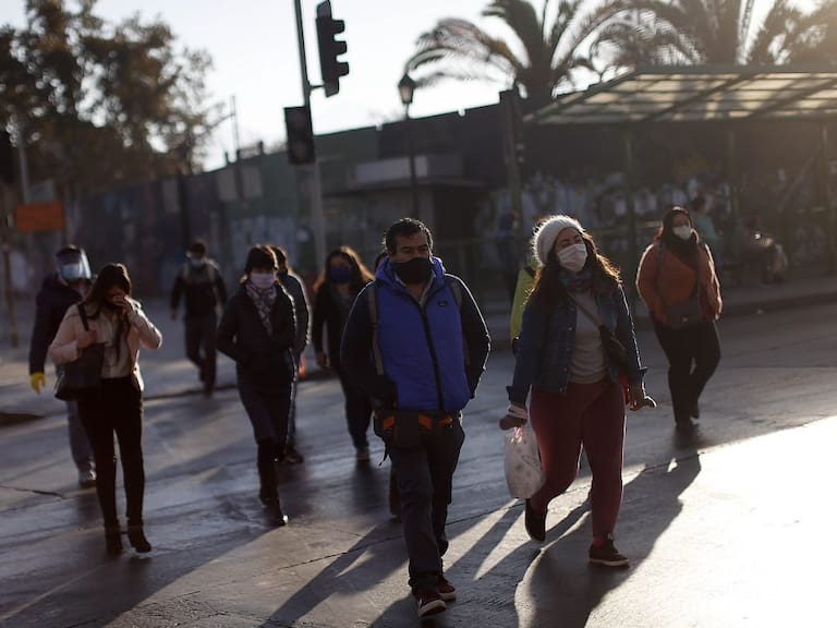 18 de Mayo de 2020/SANTIAGO Varias personas cruzan la calle en las cercanas de la Estacion Mapocho, durante el primer dia habil de cuarentena total en el Gran Santiago.
FOTO:CRISTOBAL ESCOBAR/AGENCIAUNO