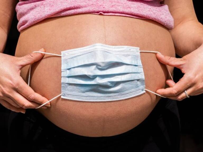 Sociedad Chilena de Obstetricia y Ginecología pide vacunar a embarazadas contra el Covid-19: «La evidencia muestra que se enferman más y más grave»
