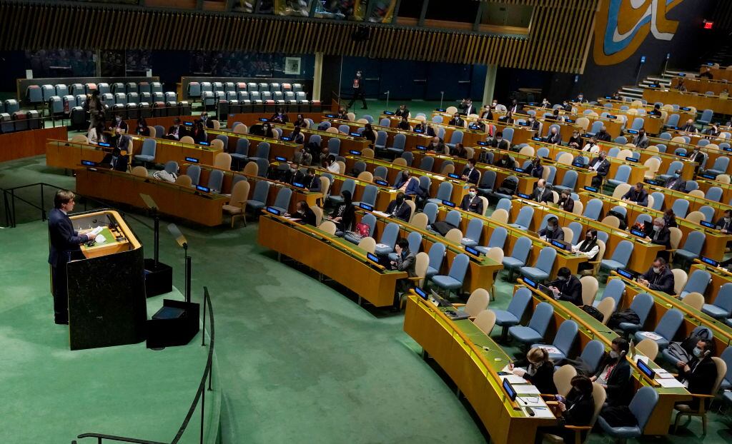 El representante de Francia habla ante la asamblea de las Naciones Unidas