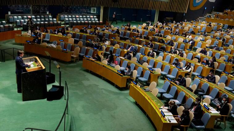El representante de Francia habla ante la asamblea de las Naciones Unidas