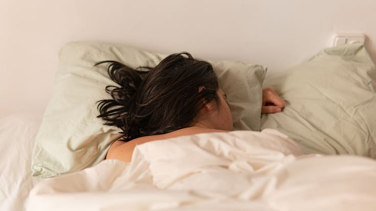 Por qué dormir desnudo ayuda a tener un sueño más profundo, según neurólogo experto en sueño