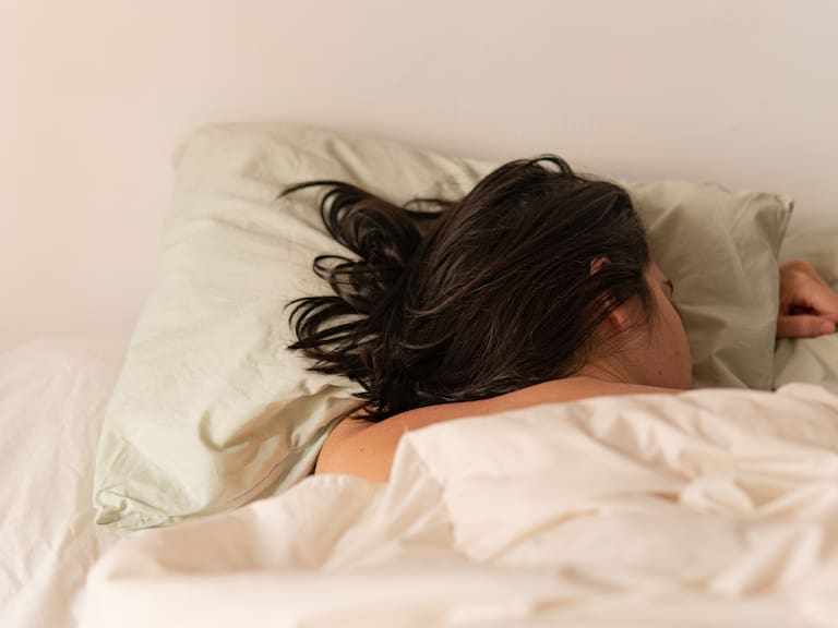 Por qué dormir desnudo ayuda a tener un sueño más profundo, según neurólogo experto en sueño