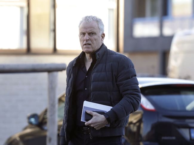Peter de Vries llegando a tribunales de Ámsterdam en 2019