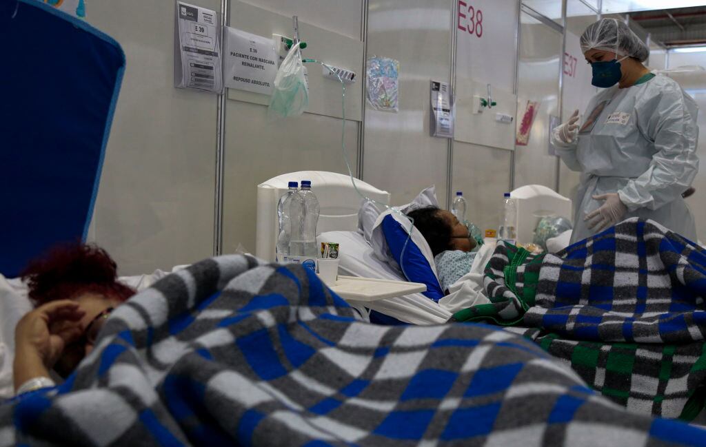 Trabajadora de la salud atiende a pacientes del Covid-19 en Sao Paulo
