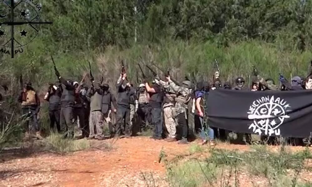 Captura de un video difundido en noviembre de 2021 que muestra a presuntos integrantes de la organización Weichan Auka Mapu
