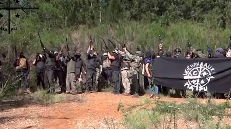 Captura de un video difundido en noviembre de 2021 que muestra a presuntos integrantes de la organización Weichan Auka Mapu
