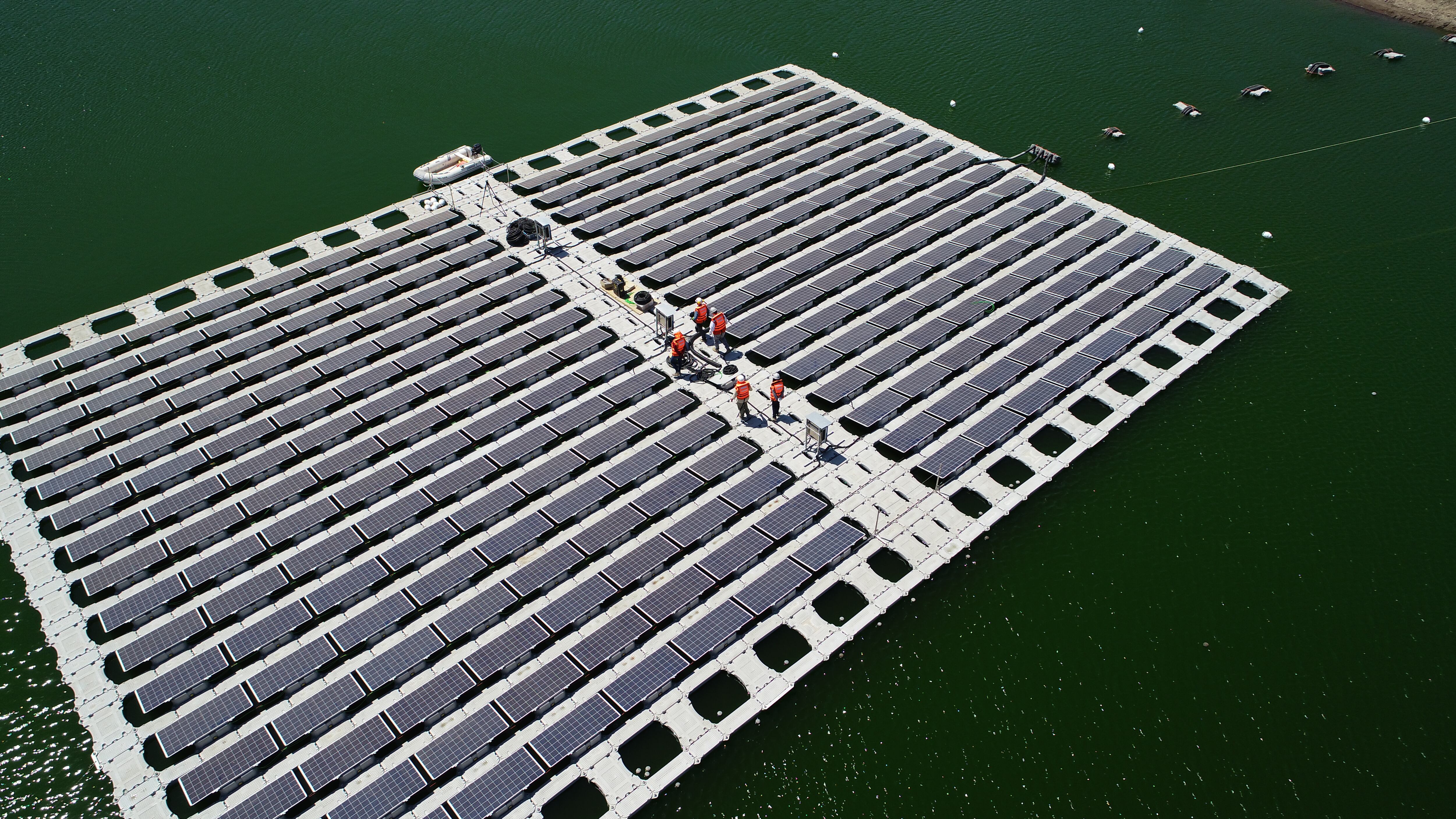 Paneles solares flotantes depósito en relave Las Tórtolas