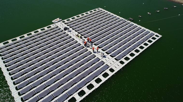 Paneles solares flotantes depósito en relave Las Tórtolas