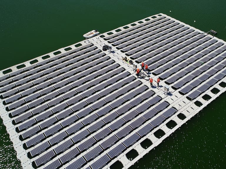 Paneles solares flotantes depósito en relave Las Tórtolas