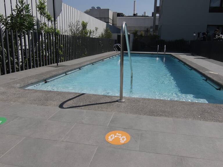 28 de octubre de 2020/SANTIAGOEl ministro de Vivienda y Urbanismo, la seremi de Salud de la Región Metropolitana y el director del Parquemet, explican el protocolo de manejo y prevención ante Covid-19 en piscinas y fiscalizan su correcta aplicación en condominios. En el lugar, se dispondrá de señaléticas de distanciamiento, información relativa a turnos y aforo en piscinas y ejemplos en vivo sobre el uso correcto de estos espacios. En la imagen señalética instalada en la piscina
FOTO: FRANCISCO CASTILLO/AGENCIAUNO