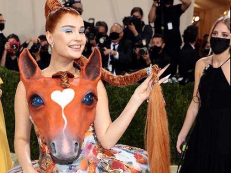 Un caballo, una cartera salchicha y una guagua verde: lo más raro de la MET Gala 2021