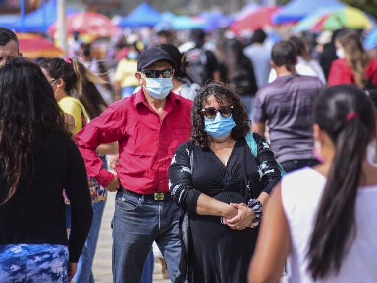21 DE ENERO DE 2021 / VIÑA DEL MARPersonas caminan por el borde costero, durante el primer mes de funcionamiento del Permiso de vacaciones, cuando la comuna permanece en Fase 2.
FOTO: MIGUEL MOYA / AGENCIAUNO