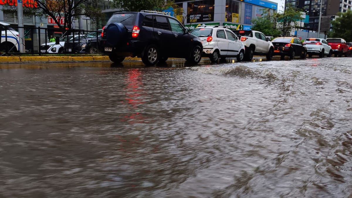 Tormenta en Santiago: revisa los puntos más complicado y los cortes de tránsito que afectan a la RM