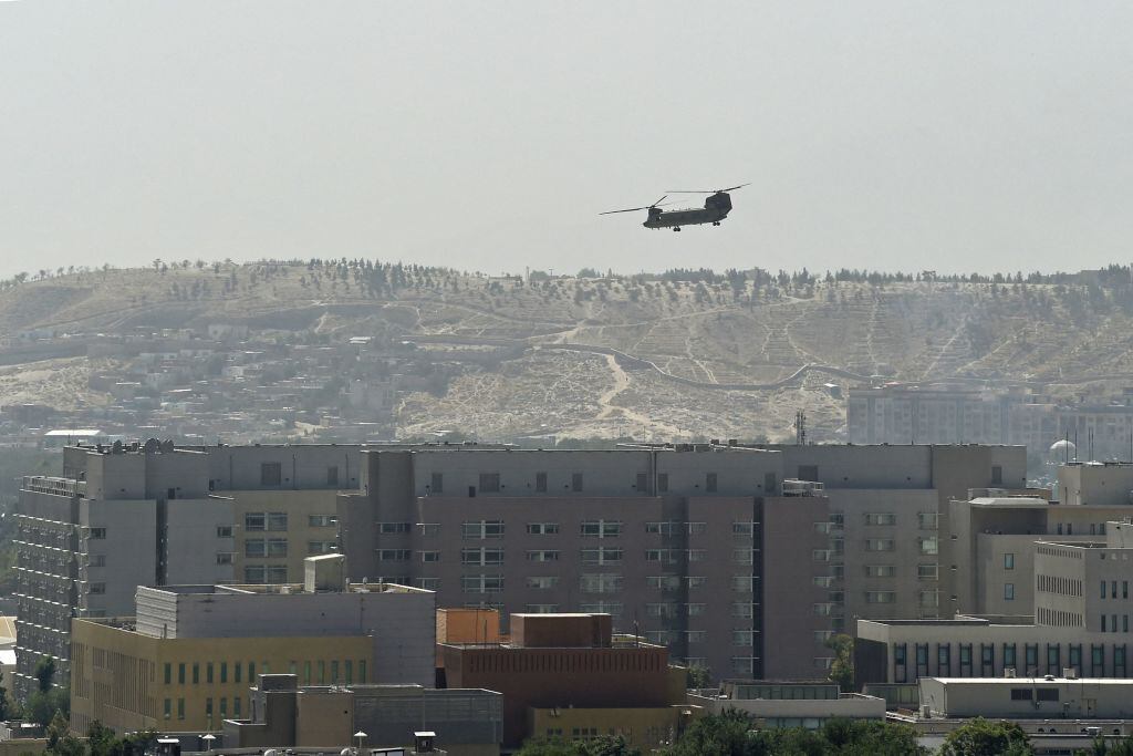 Helicóptero militar de EEUU llega a Kabul para el retiro de personal diplomático