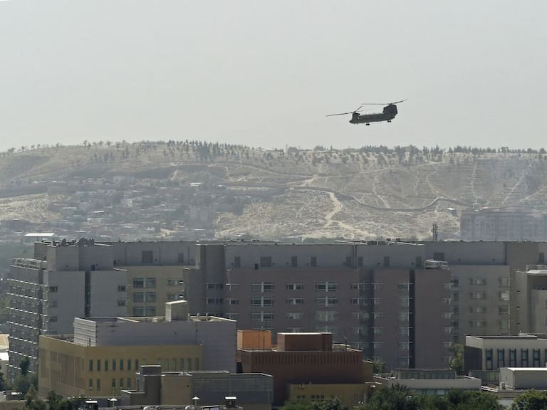 Helicóptero militar de EEUU llega a Kabul para el retiro de personal diplomático