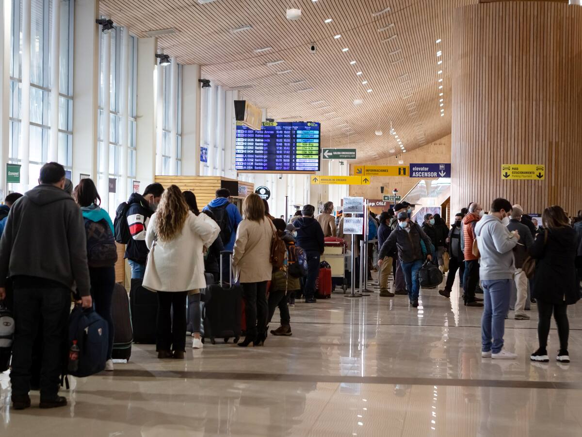 Gerente de Achila aborda problemas en salida de vuelos y largas filas en el Aeropuerto de Santiago durante Navidad: “La dotación de la PDI no alcanza”