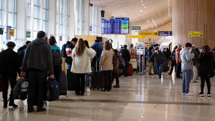 Gerente de Achila se refiere a los problemas en las salidas de vuelos y a las largas filas en el Aeropuerto de Santiago durante Navidad