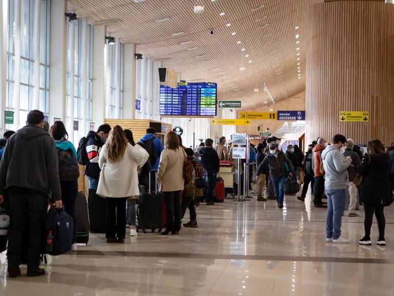 Gerente de Achila se refiere a los problemas en las salidas de vuelos y a las largas filas en el Aeropuerto de Santiago durante Navidad