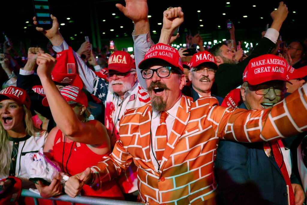 En el centro de convenciones Palm Beach en West Palm Beach de Florida celebran los seguidores de Donald Trump por las elecciones en Estados Unidos
