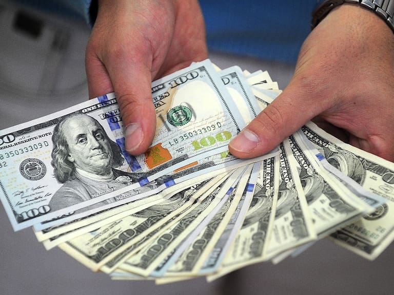 Dólar en Chile: moneda se mantiene a la baja y sostiene distancia con los $950