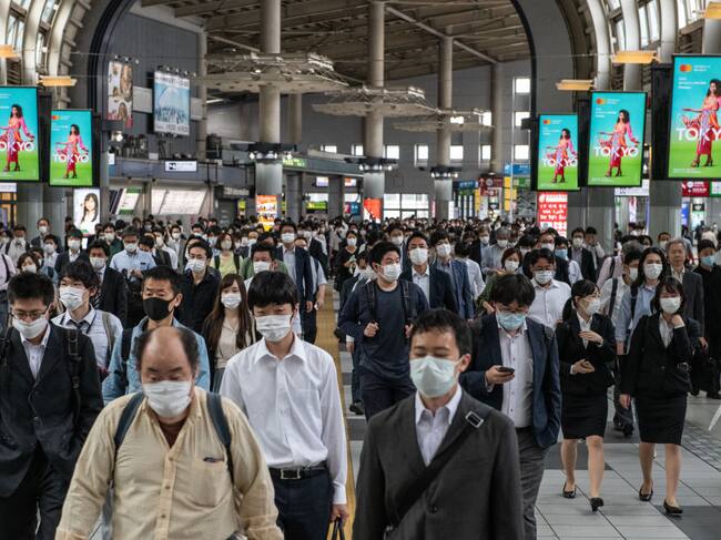 Los ciudadanos utilizan mascarillas en Japón