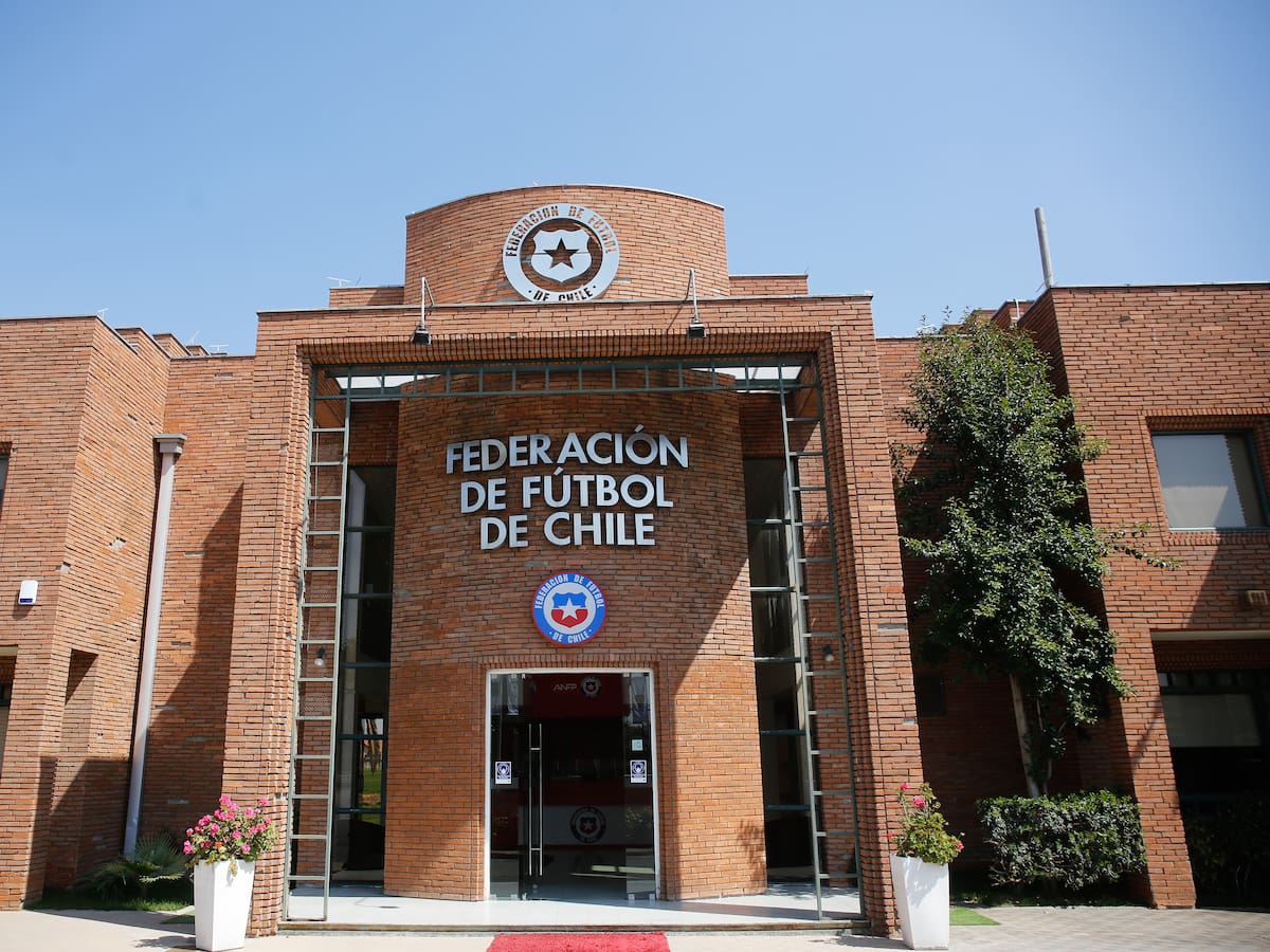 Expresidente de la ANFP reaparece y propone un cambio histórico para la Federación de Fútbol de Chile
