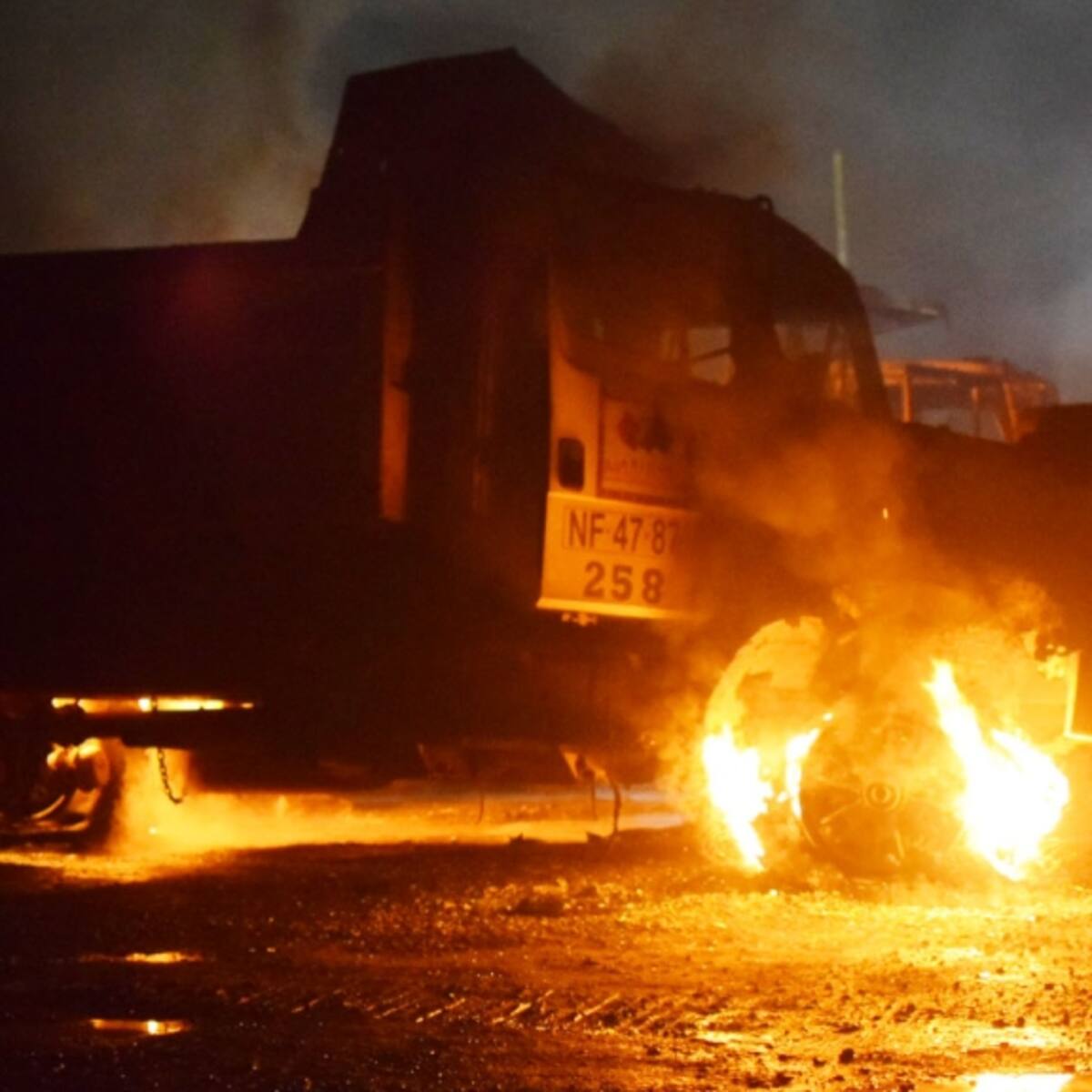 Ataque incendiario en La Araucanía: encapuchados queman camión en la Ruta 5 Sur