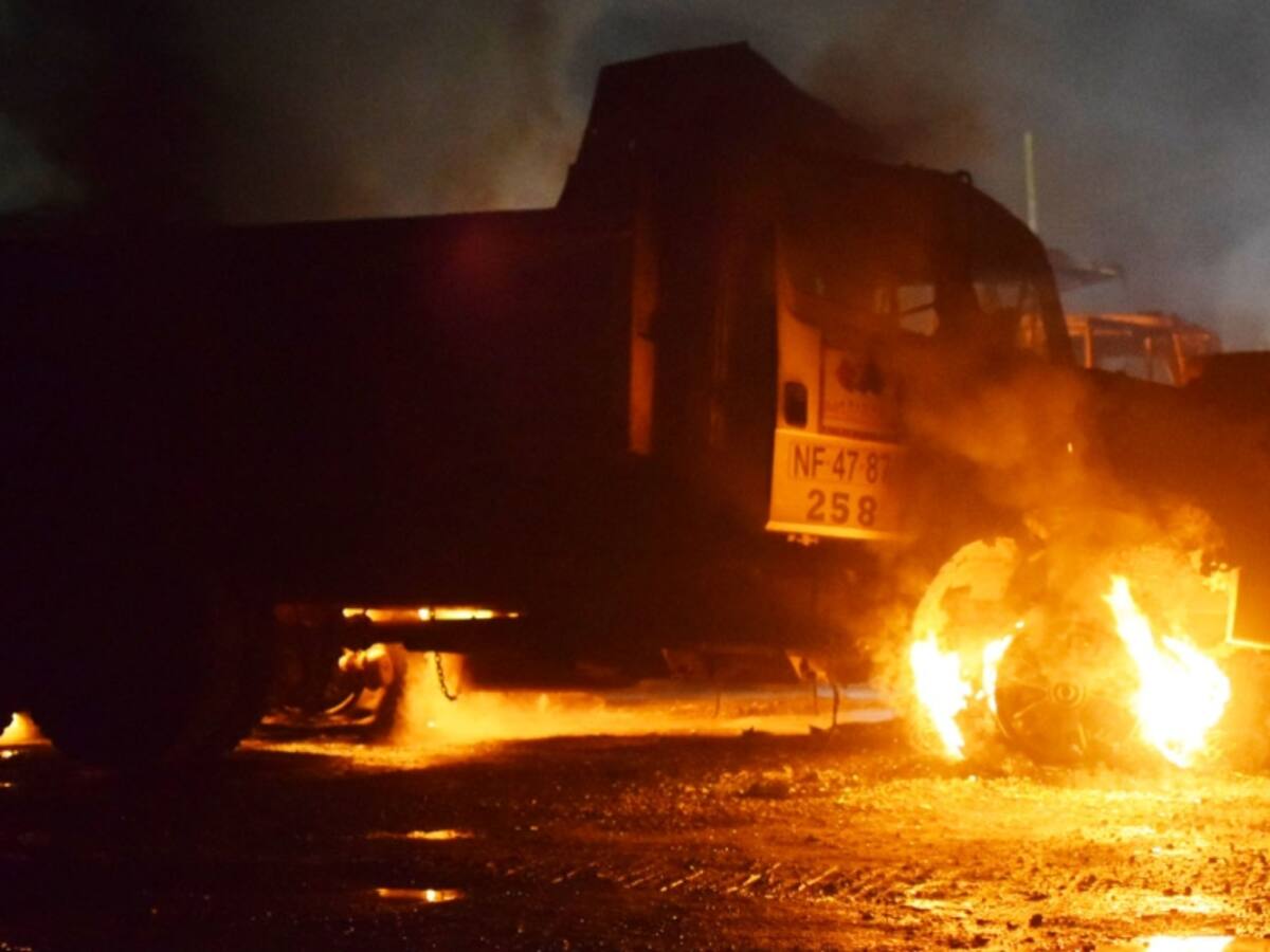 Ataque incendiario en La Araucanía: encapuchados queman camión en la Ruta 5 Sur