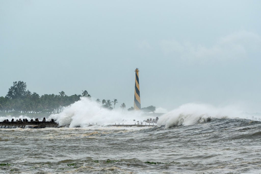 En la costa de la República Dominicana se registran marejadas y grandes olas por el paso del huracán Beryl por el Caribe.