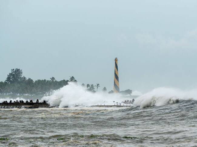 En la costa de la República Dominicana se registran marejadas y grandes olas por el paso del huracán Beryl por el Caribe.