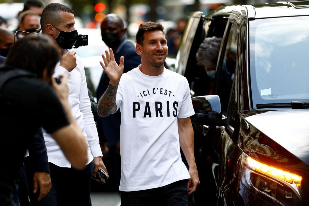 Todo es negocio: ya está a la venta la polera con que Lionel Messi llegó a París