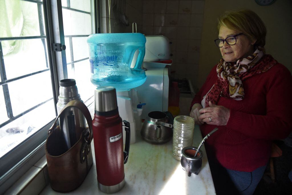 Mujer en Montevideo de Uruguay prepara un mate con agua envasada